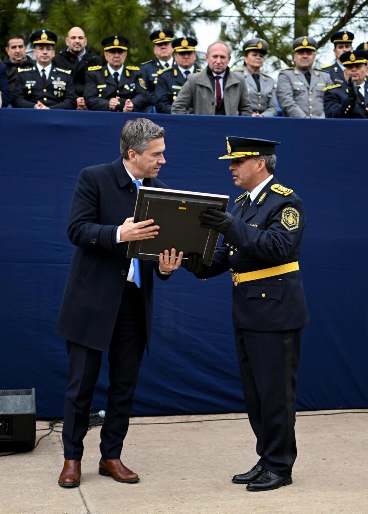 policia-732x1024.jpg